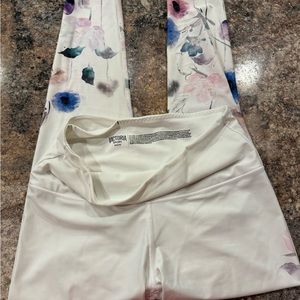 Like new Victoria’s Secret Sport capri leggings